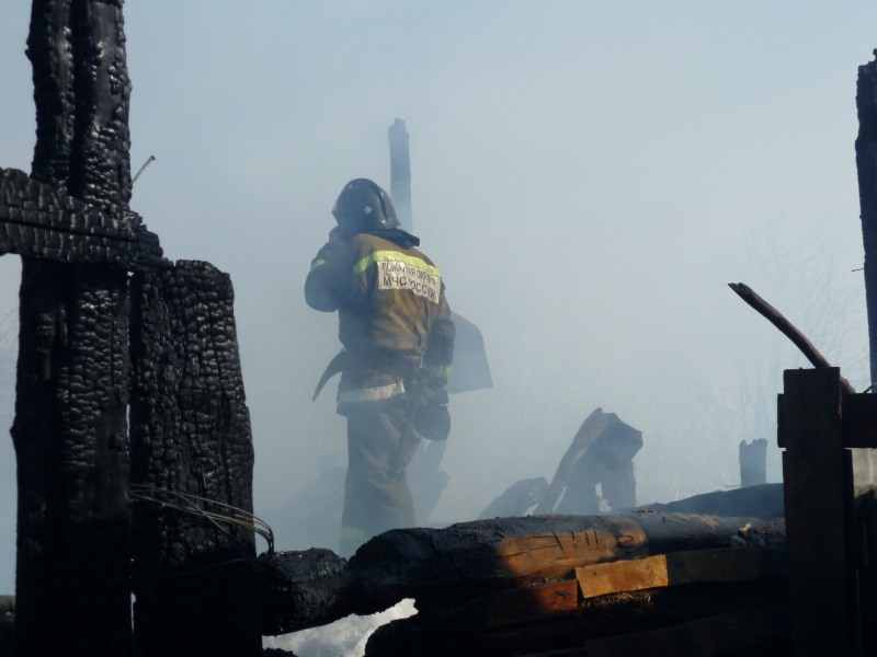 В Копейске возле ТК «Слава» горел частный дом