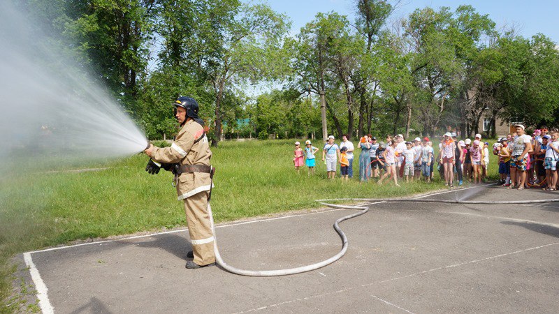 Пожарные приехали с экскурсией к детям в поселок Горняк