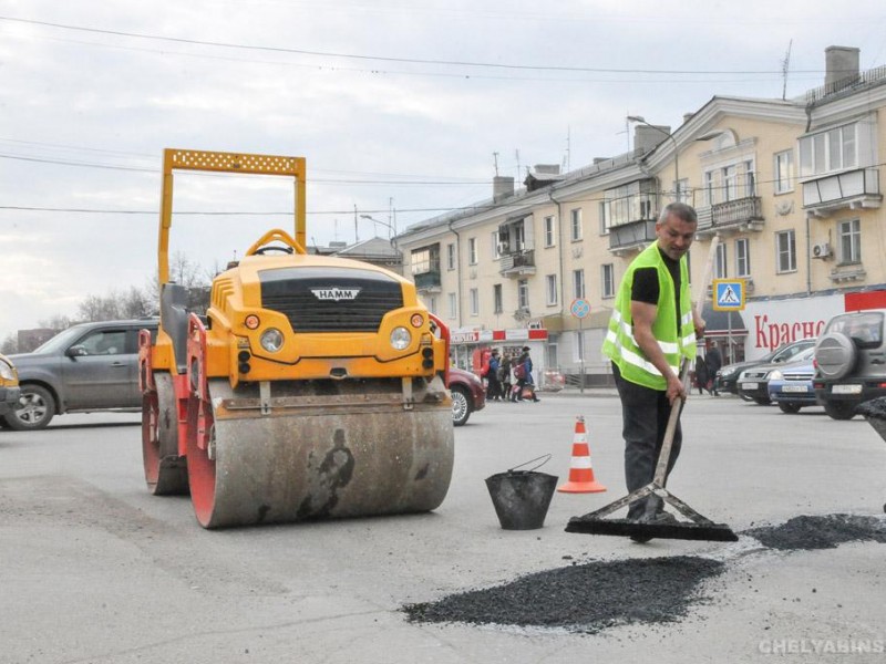 Копейские дорожники начали ямочный ремонт центральных улиц города