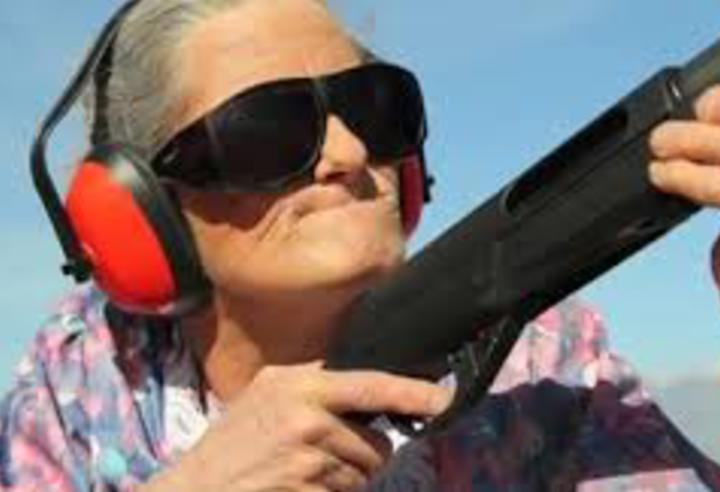 В Копейске бабушка сдала в полицию пистолет и семь ружей