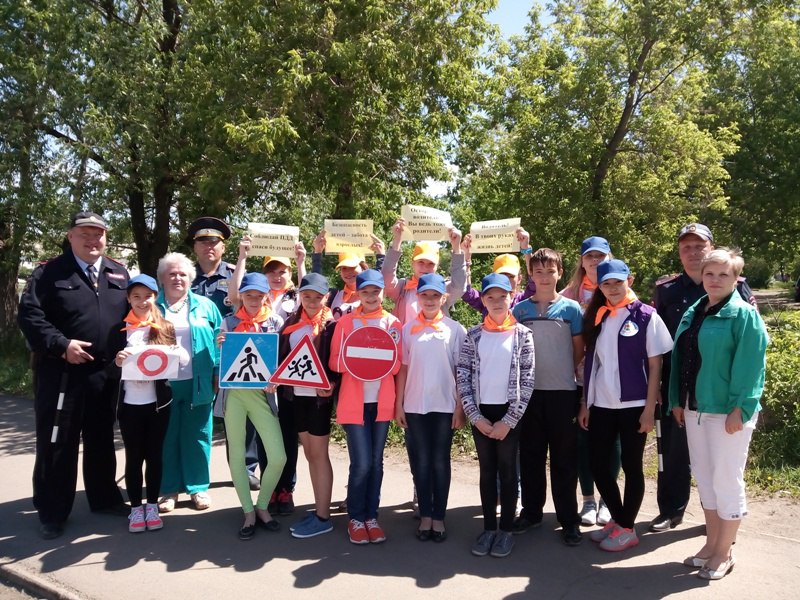 В Копейске сотрудники ГИБДД совместно со школьниками провели дорожную акцию «Счастливого пути!»