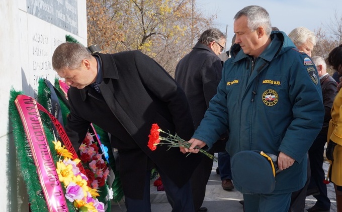 В Копейске сотрудники МЧС отдали дань памяти погибшим горноспасателям