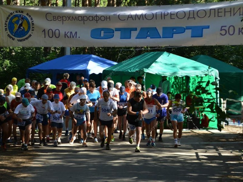 В парке Гагарина 70-летние пенсионеры пробежали 100-километровый сверхмарафон