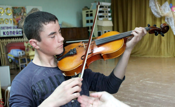 Воспитанники копейской школы-интерната познакомили юных горожан с «королевой оркестра»