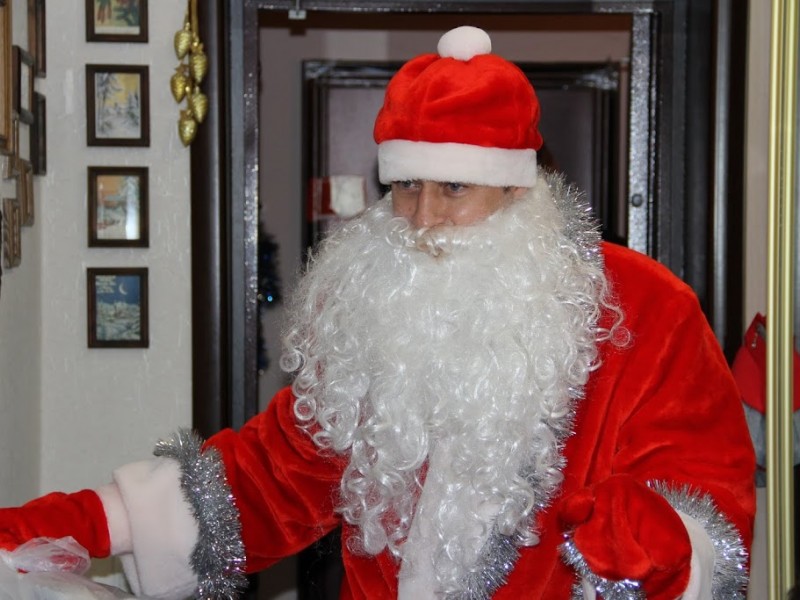 Глава Копейска в образе Деда Мороза поздравил детей с Новым годом